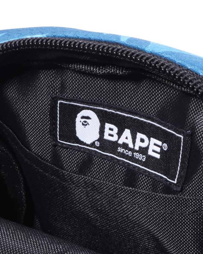 mini sac porté épaule camouflage nid d\abeille A Bathing Ape Hommes ZHX6N4409 bleu clair